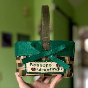 VTG Wicker Basket Material Cloth Lined Seasons Greetings Christmas Holiday Decor